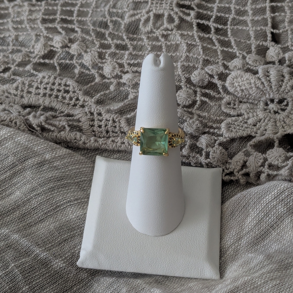 Elegant Gold and Green Gemstone Ring